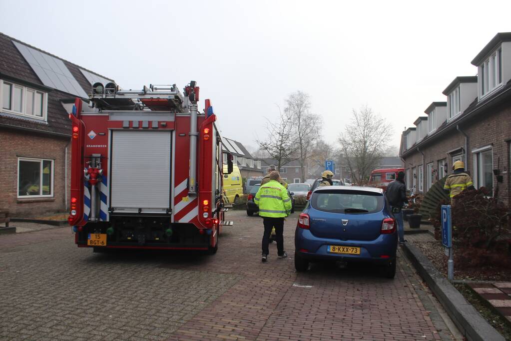 Brandweer blust brand in schuurtje