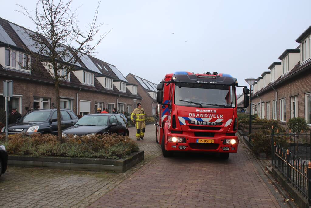 Brandweer blust brand in schuurtje