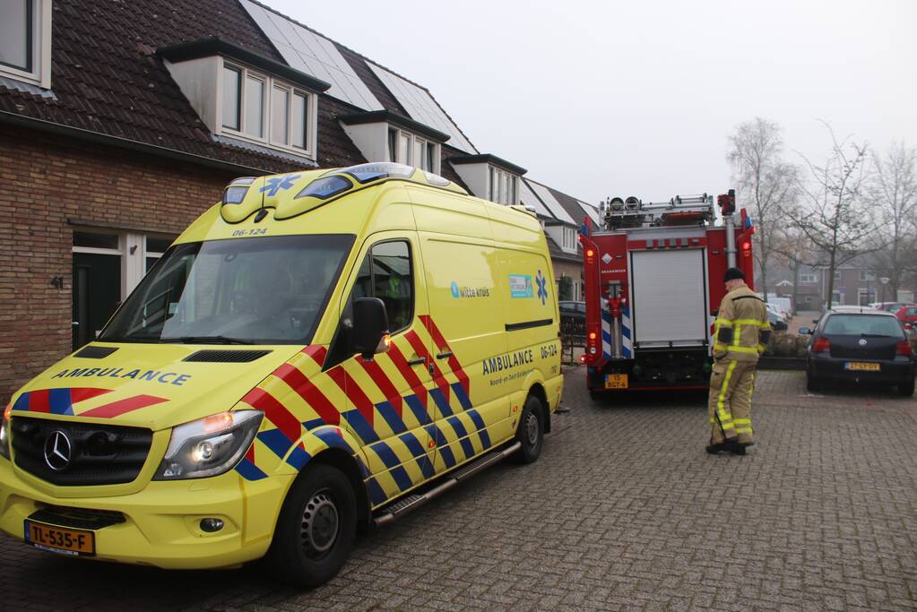 Brandweer blust brand in schuurtje