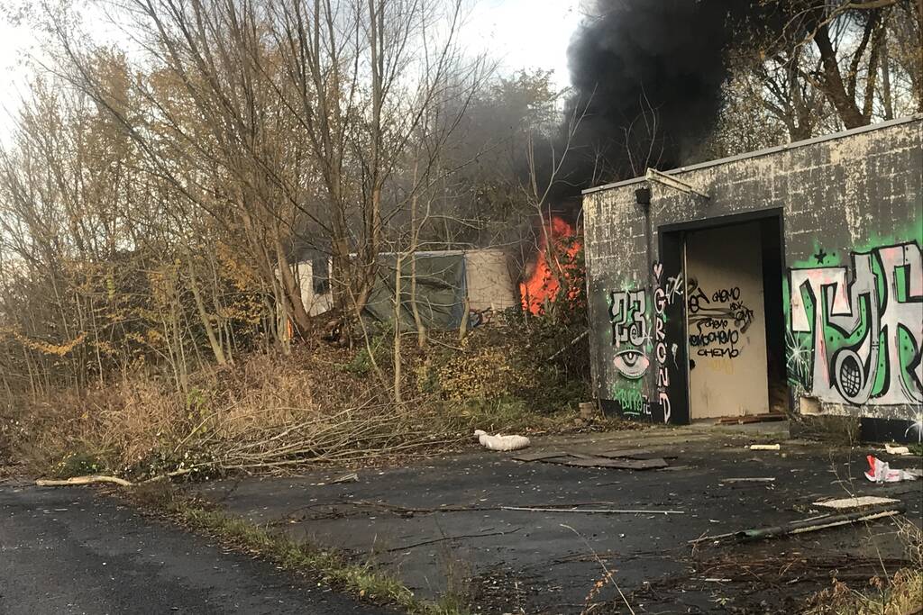 Flinke rookontwikkeling bij brand in oude vuurwerkbunker