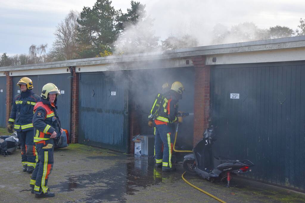 Uitslaande brand verwoest garage