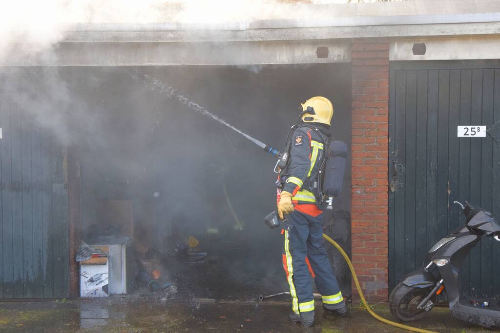 Uitslaande brand verwoest garage