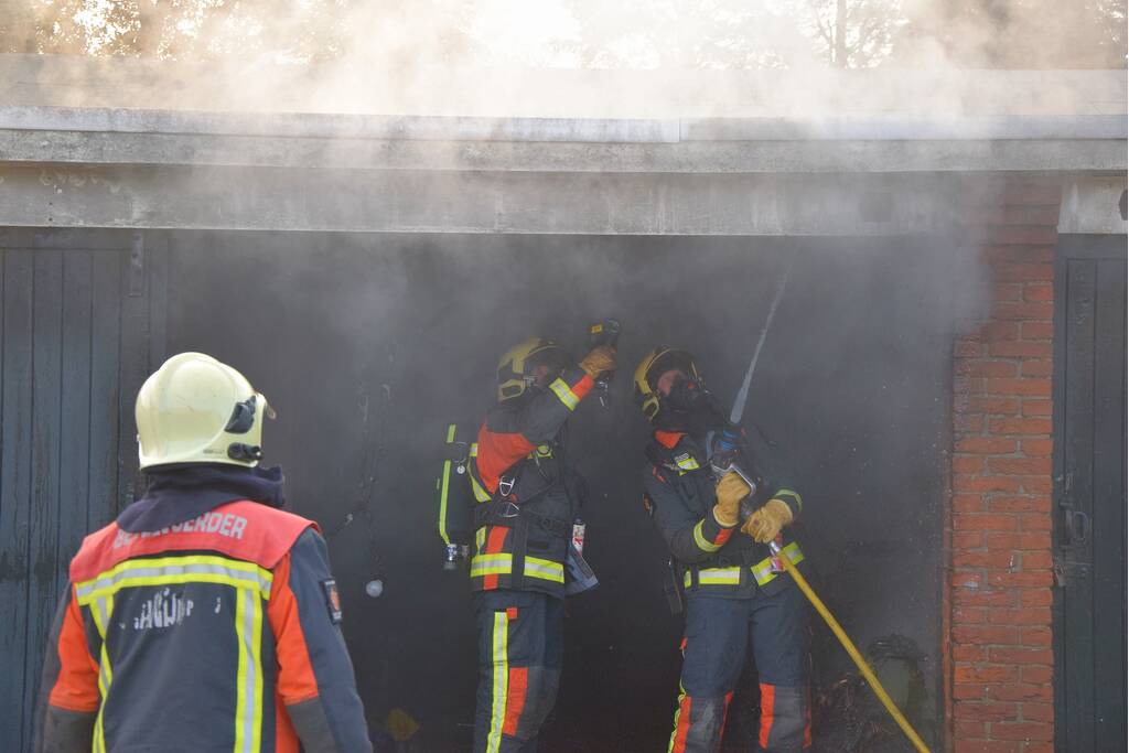 Uitslaande brand verwoest garage