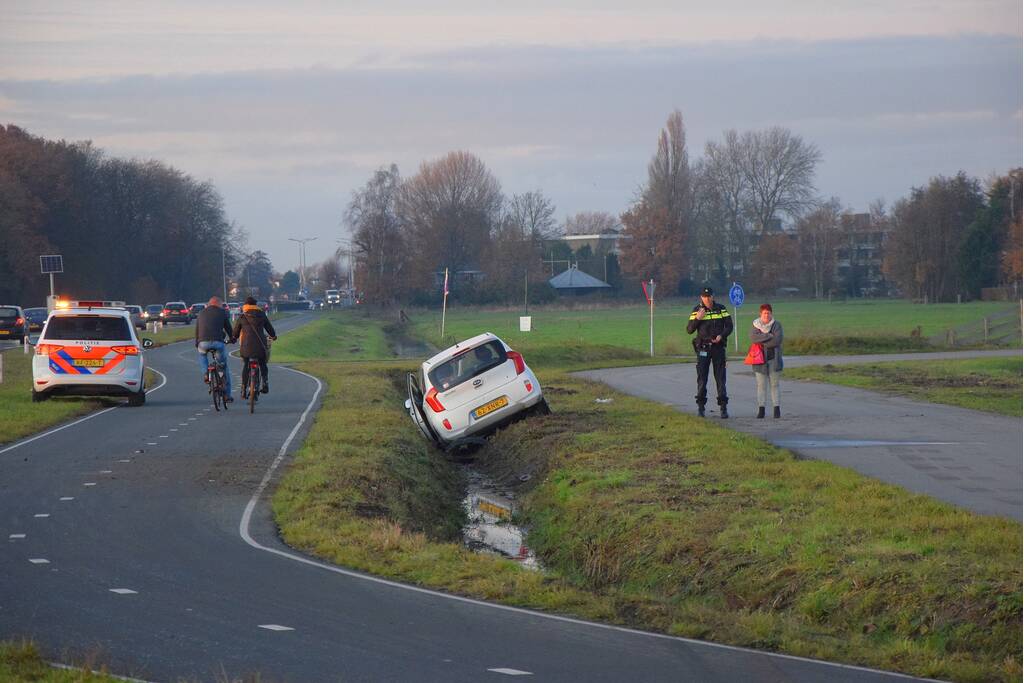 Automobiliste botst tegen elektriciteitskast en eindigd in sloot