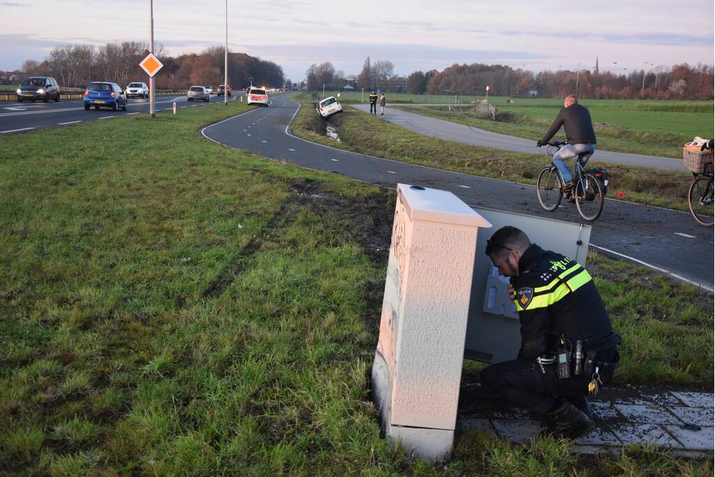 Automobiliste botst tegen elektriciteitskast en eindigd in sloot