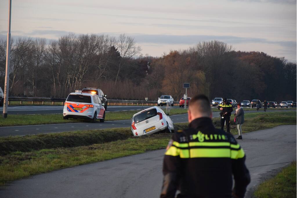 Automobiliste botst tegen elektriciteitskast en eindigd in sloot