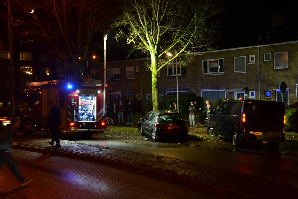 Auto botst frontaal op boom