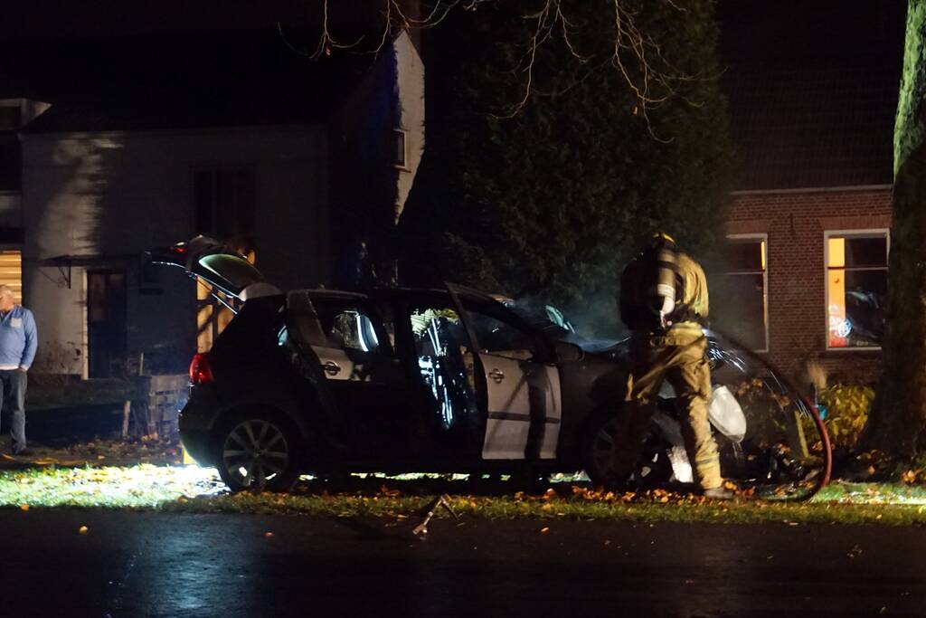 Auto in brand na crash tegen boom