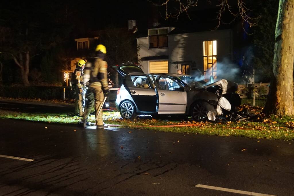 Auto in brand na crash tegen boom