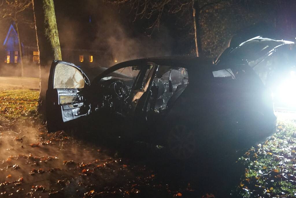 Auto in brand na crash tegen boom