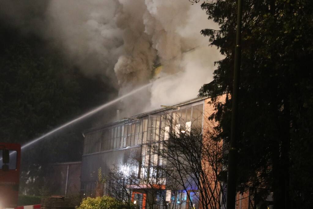 Grote rookwolken uit dak verpakkingsbedrijf PilloPak