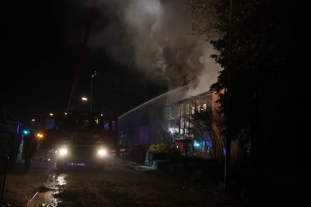 Grote rookwolken uit dak verpakkingsbedrijf PilloPak