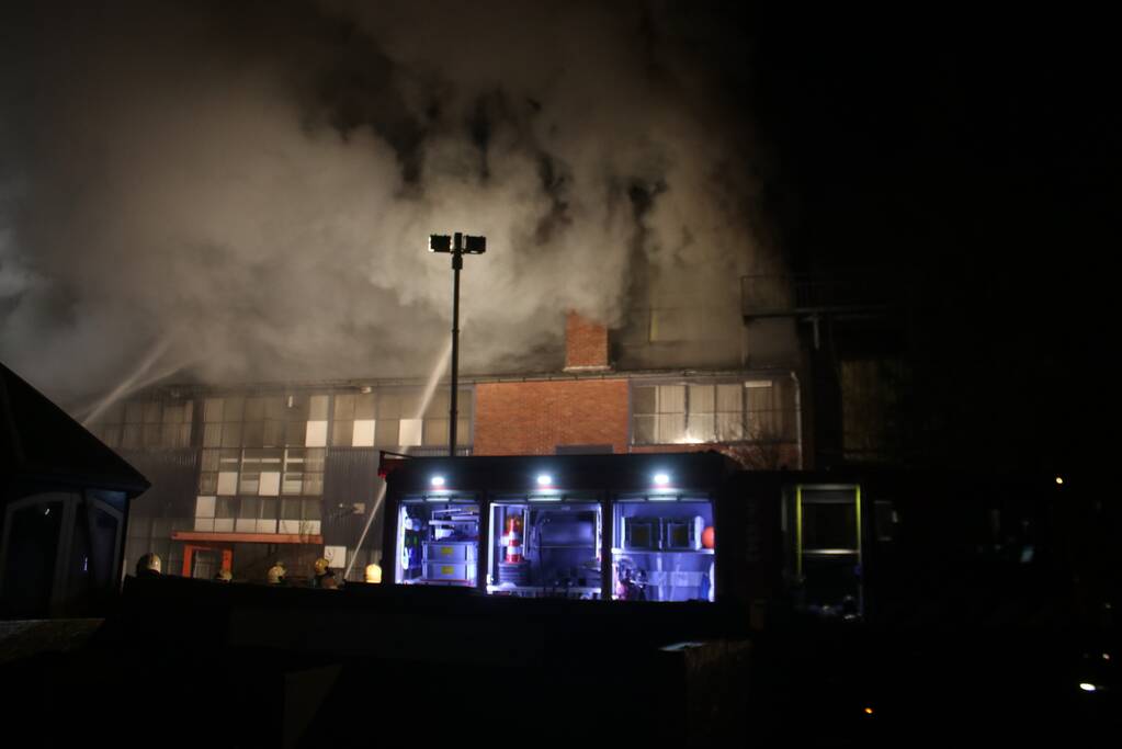 Grote rookwolken uit dak verpakkingsbedrijf PilloPak