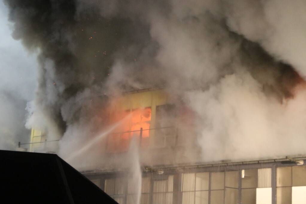 Grote rookwolken uit dak verpakkingsbedrijf PilloPak