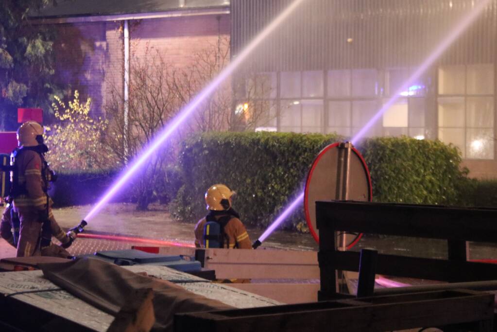 Grote rookwolken uit dak verpakkingsbedrijf PilloPak