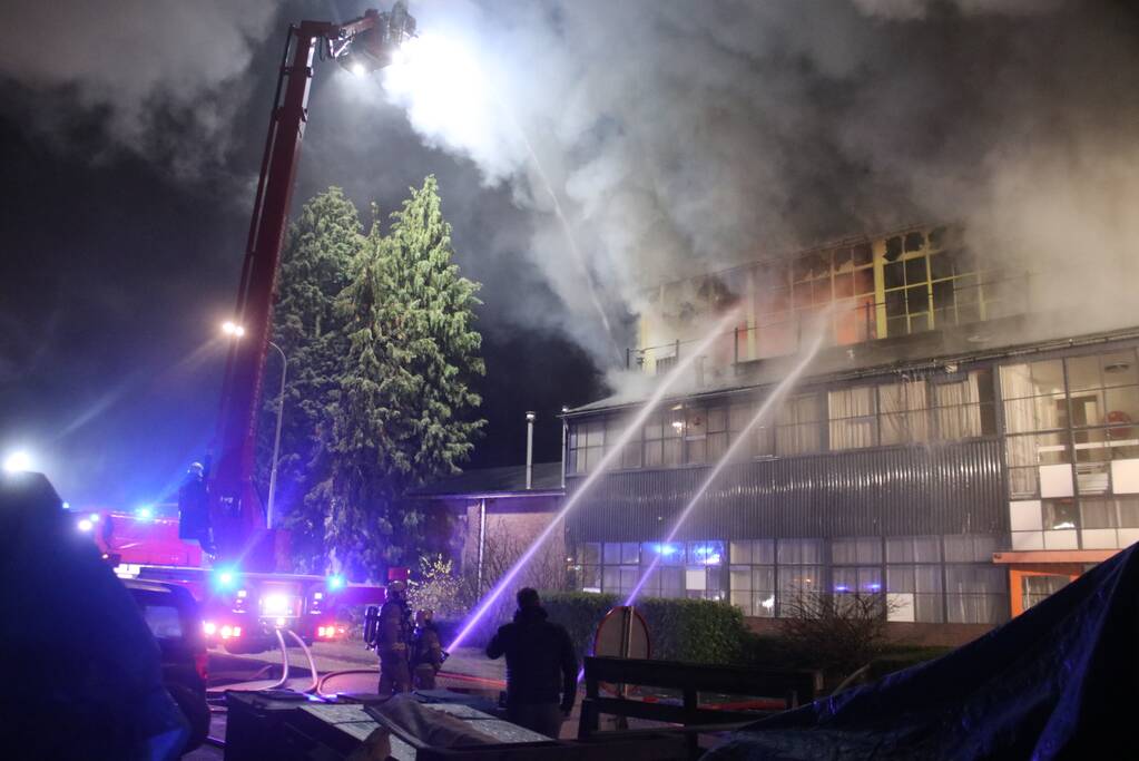 Grote rookwolken uit dak verpakkingsbedrijf PilloPak