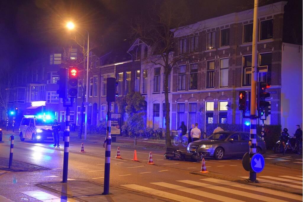 Maaltijdbezorger aangereden door auto