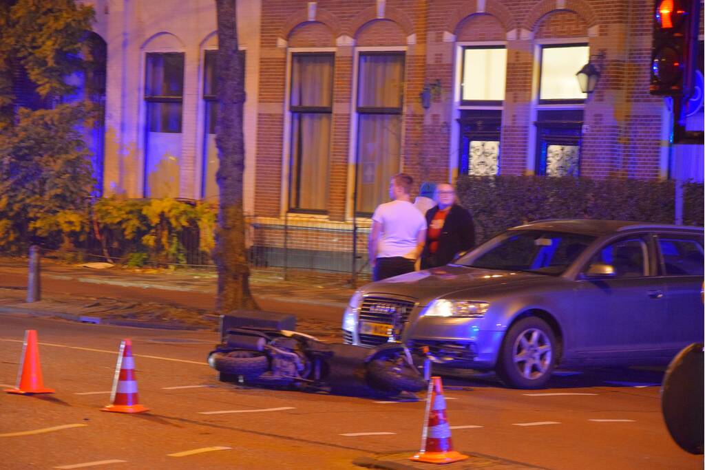 Maaltijdbezorger aangereden door auto