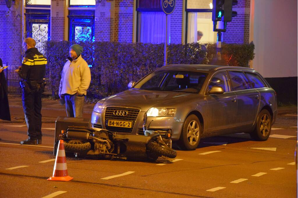 Maaltijdbezorger aangereden door auto
