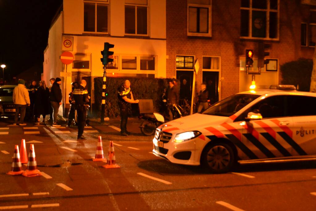 Maaltijdbezorger aangereden door auto