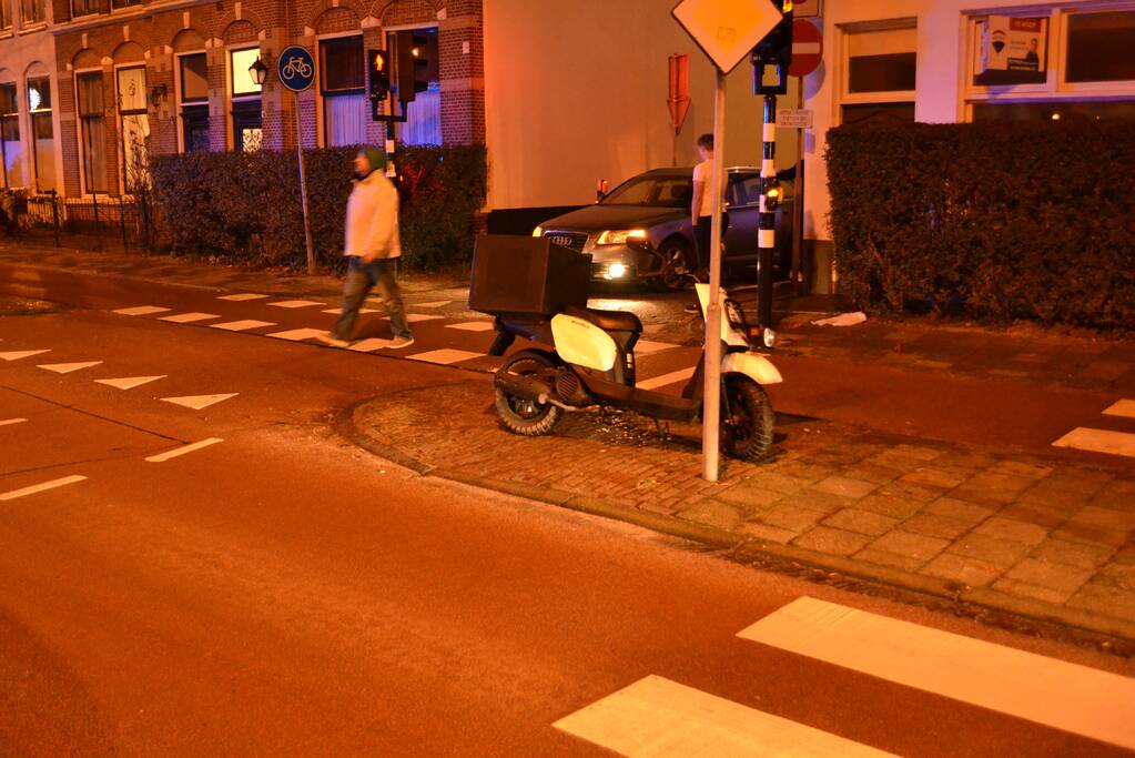 Maaltijdbezorger aangereden door auto