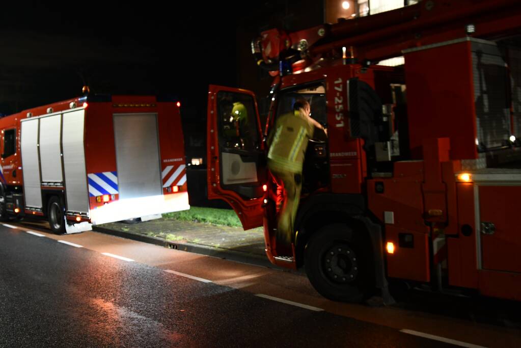 Verwarde man zit op schoorsteen