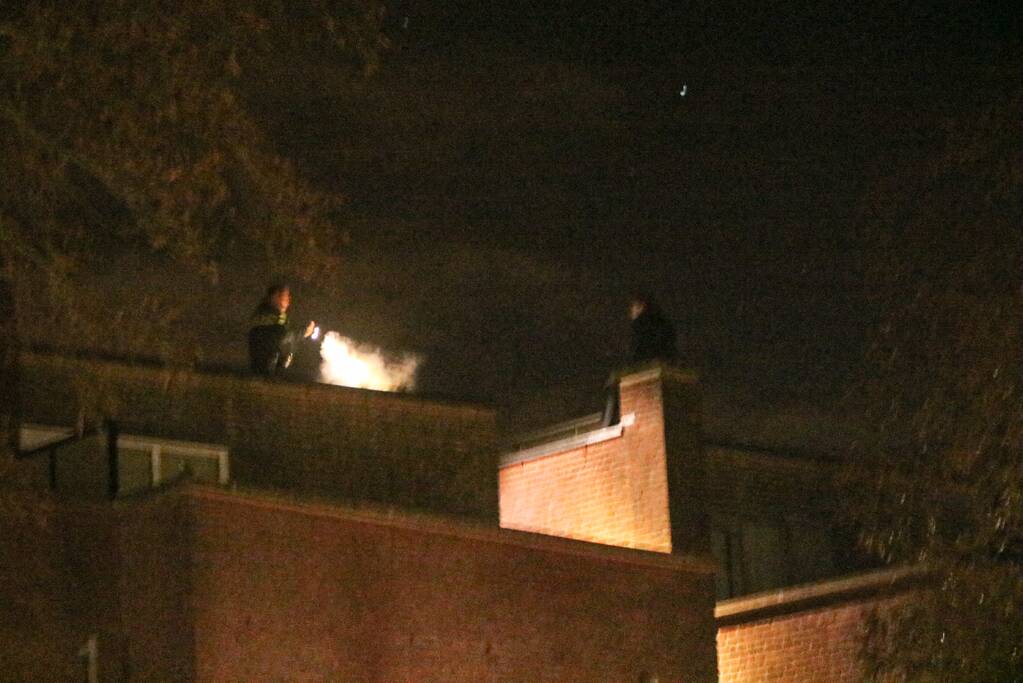 Verwarde man zit op schoorsteen