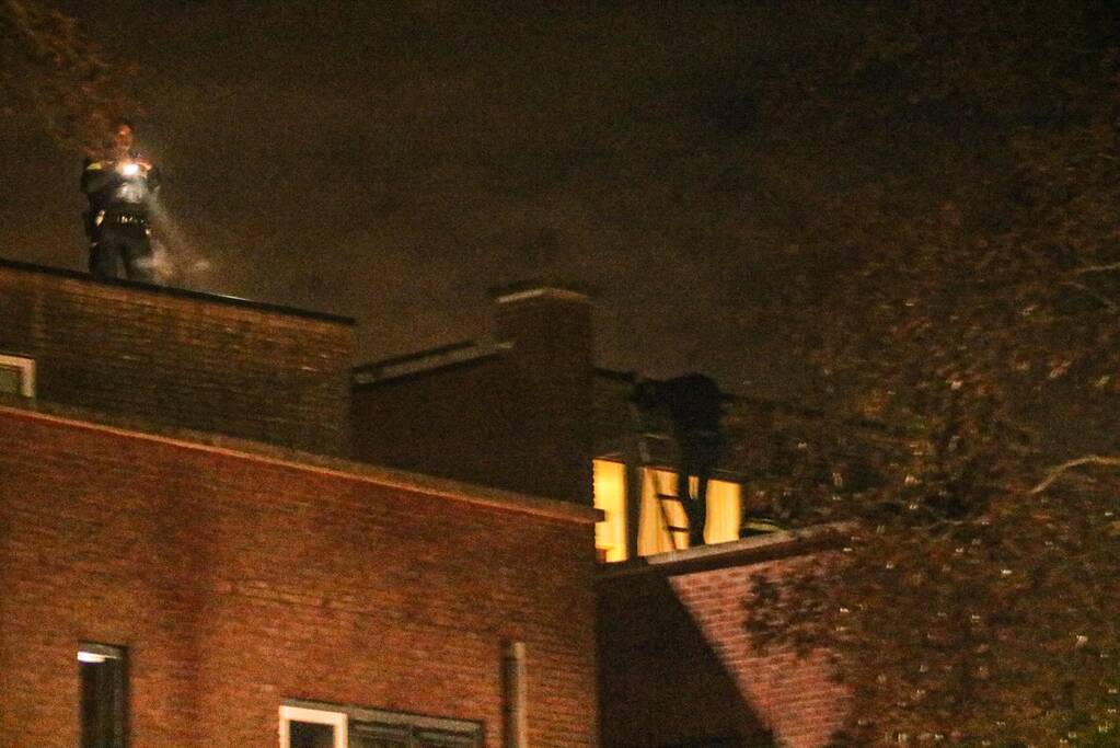 Verwarde man zit op schoorsteen