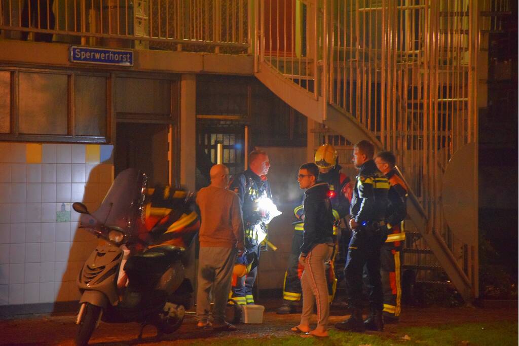 Benzinelucht in meerdere woningen van flat