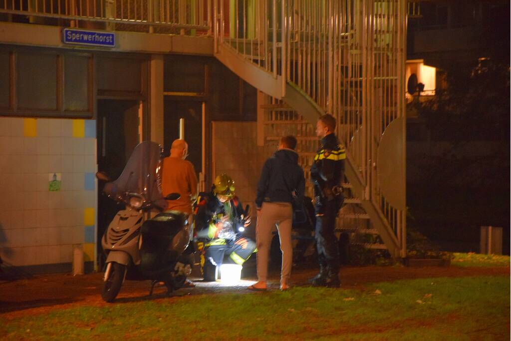 Benzinelucht in meerdere woningen van flat