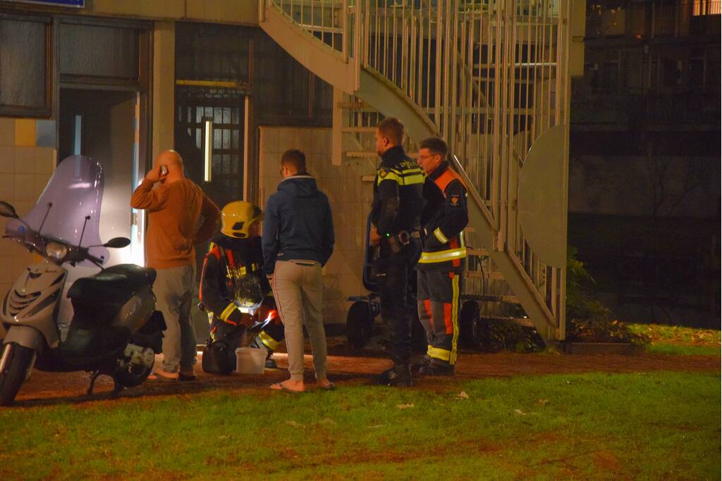 Benzinelucht in meerdere woningen van flat