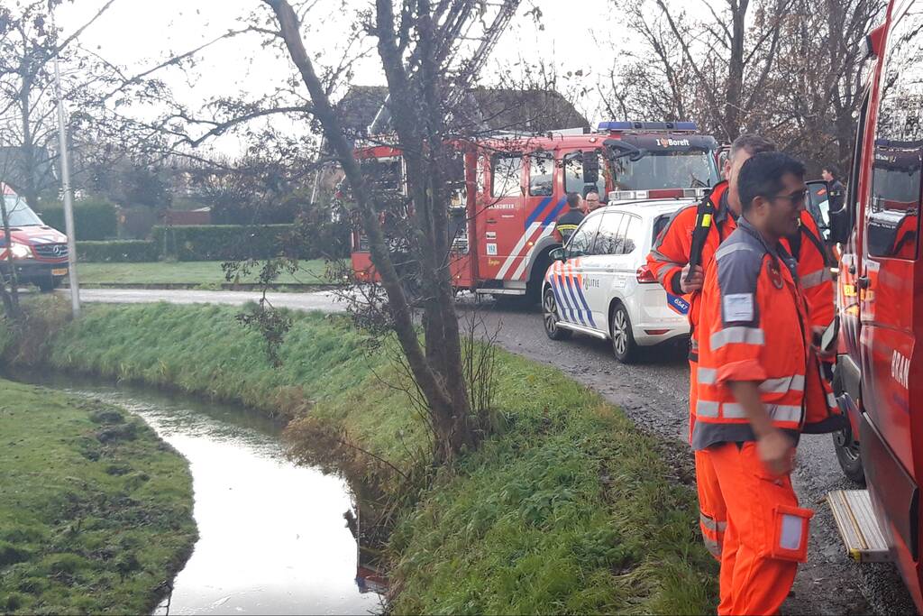 Taxibus met zes kinderen te water