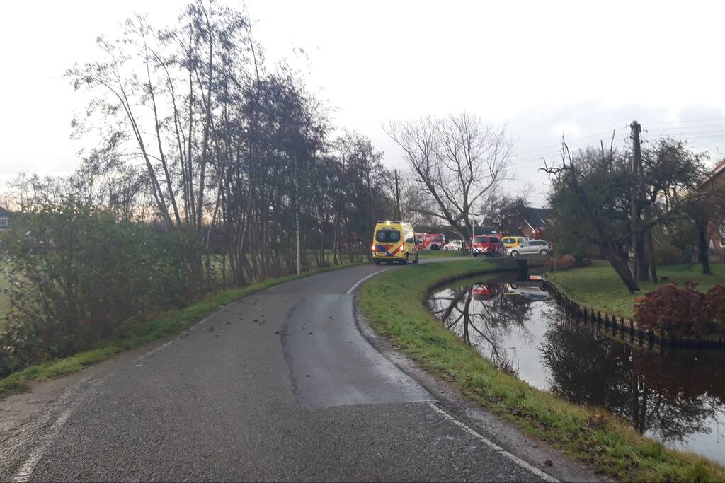 Taxibus met zes kinderen te water
