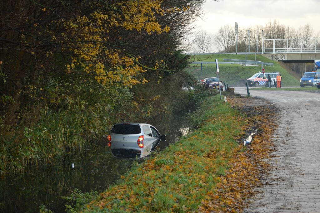 Auto rijdt het water in