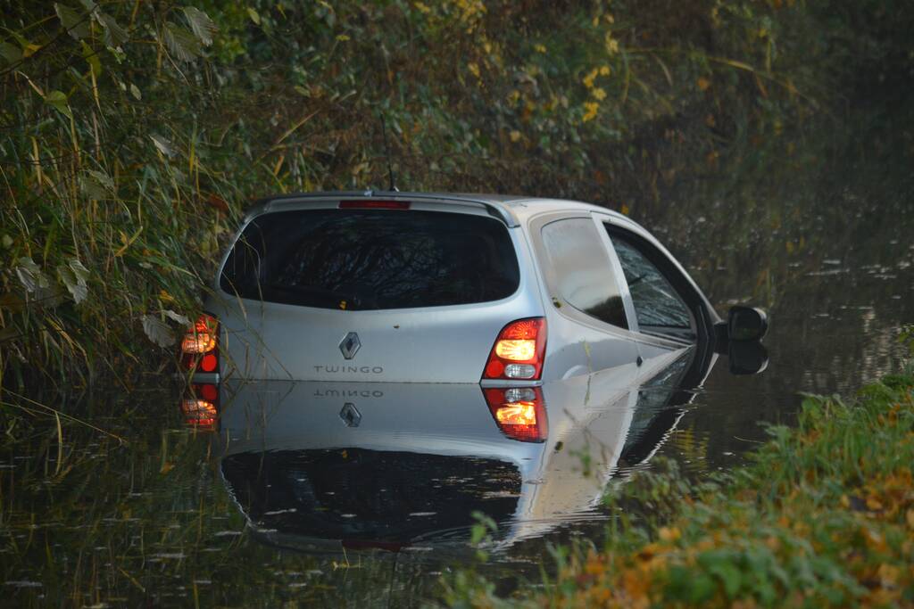 Auto rijdt het water in