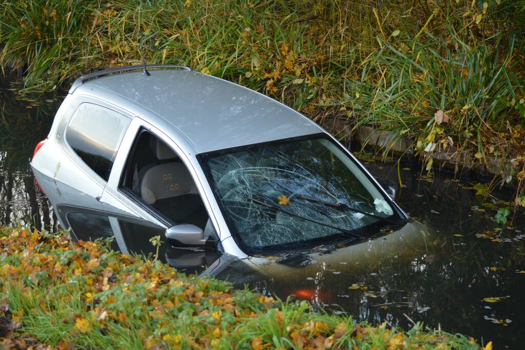Auto rijdt het water in