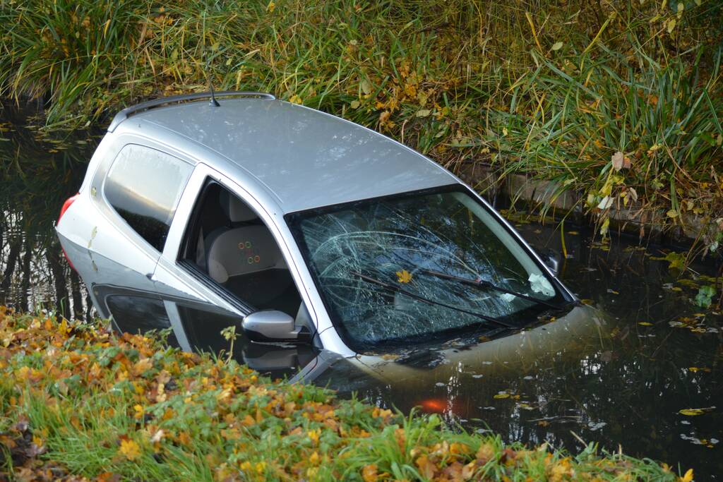 Auto rijdt het water in