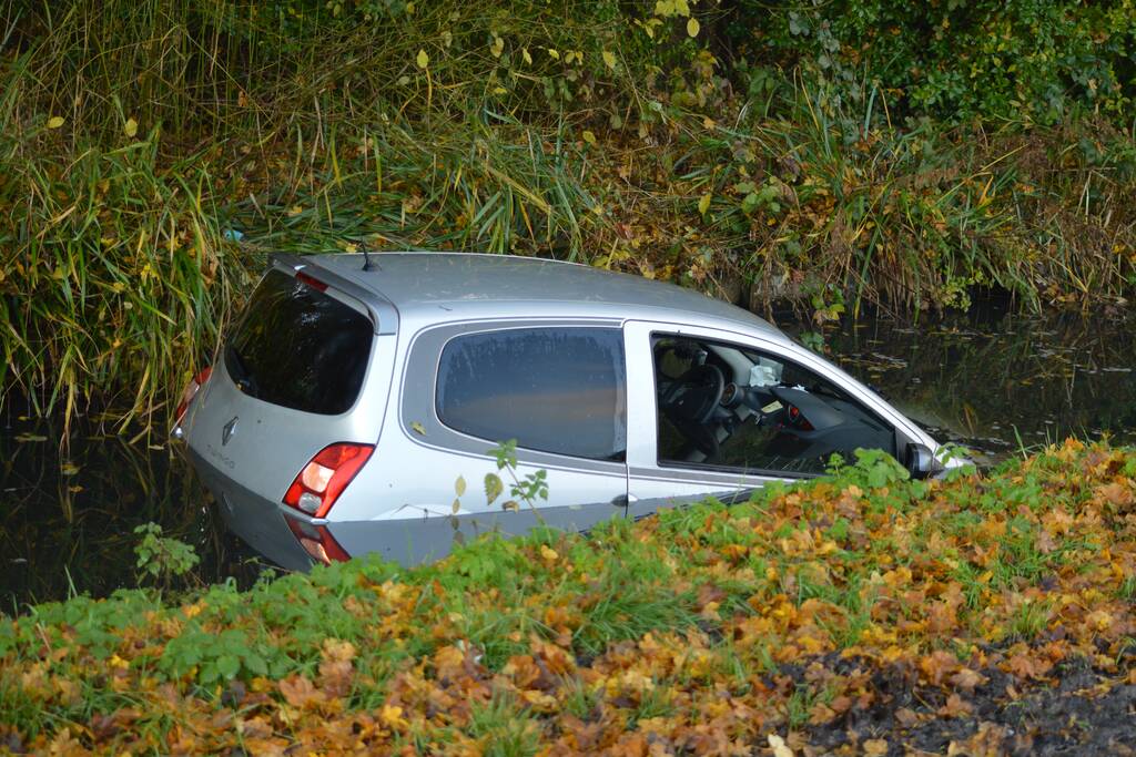 Auto rijdt het water in