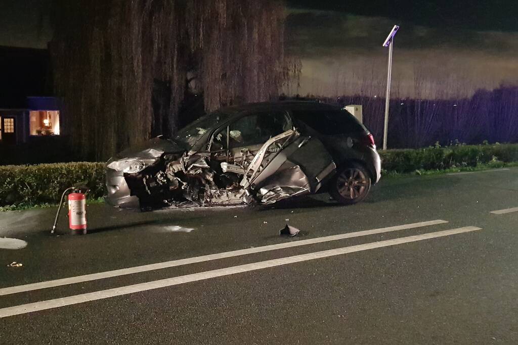 Ravage na frontale botsing met twee auto's