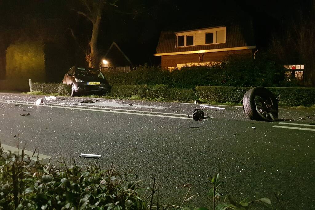 Ravage na frontale botsing met twee auto's