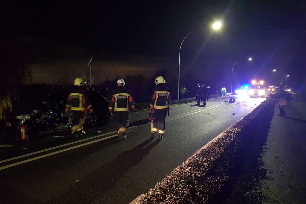 Ravage na frontale botsing met twee auto's