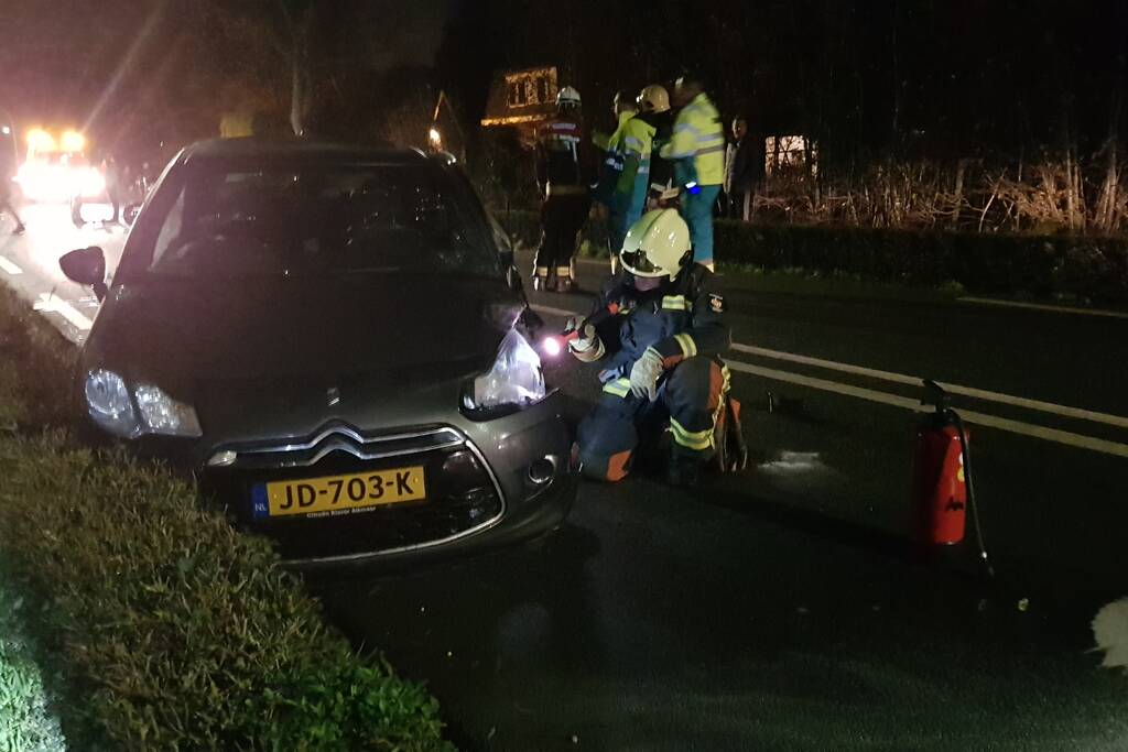 Ravage na frontale botsing met twee auto's