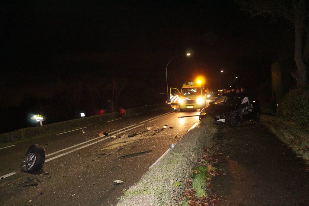 Ravage na frontale botsing met twee auto's