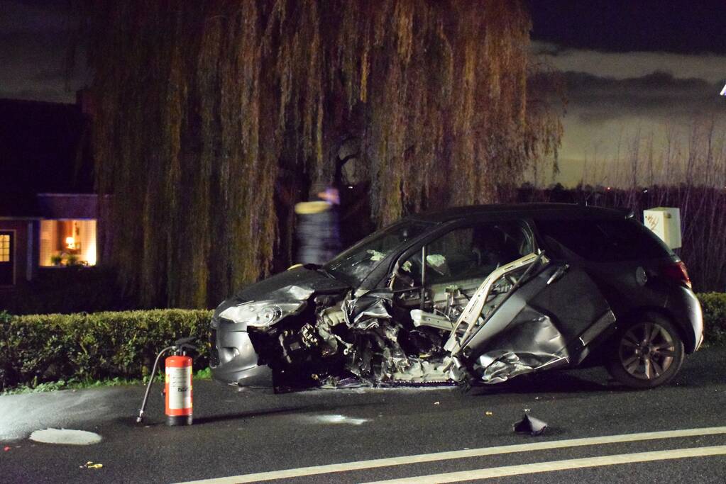 Ravage na frontale botsing met twee auto's