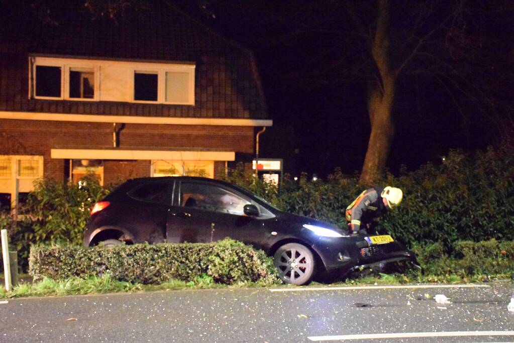 Ravage na frontale botsing met twee auto's