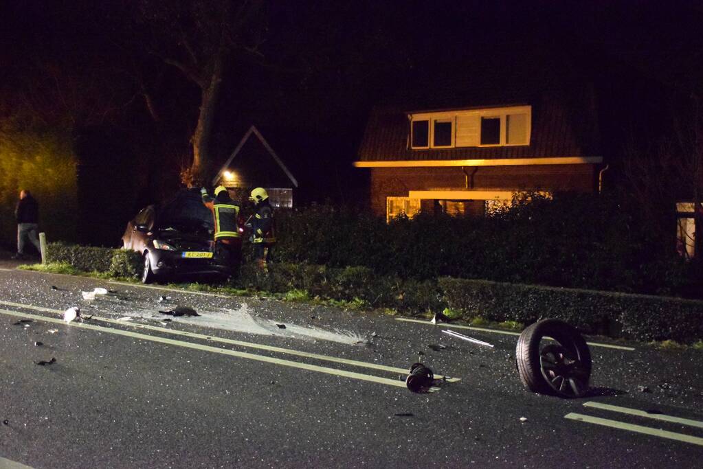 Ravage na frontale botsing met twee auto's