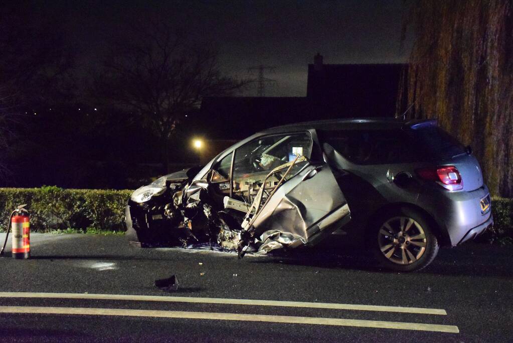 Ravage na frontale botsing met twee auto's