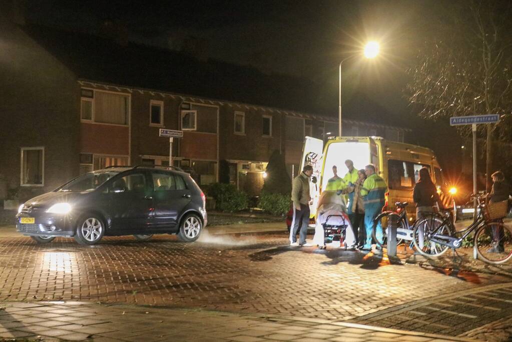 Fietser klapt op motorkap van auto