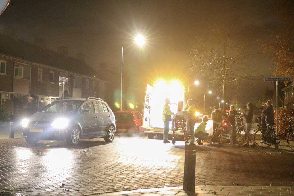 Fietser klapt op motorkap van auto