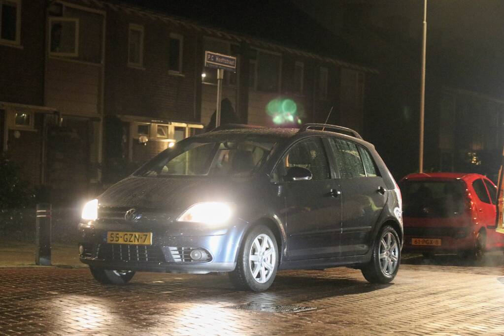 Fietser klapt op motorkap van auto